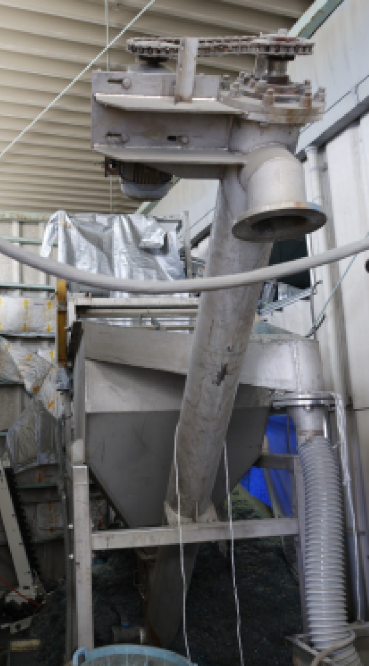 プラスチックチップを比重分離する水槽の画像