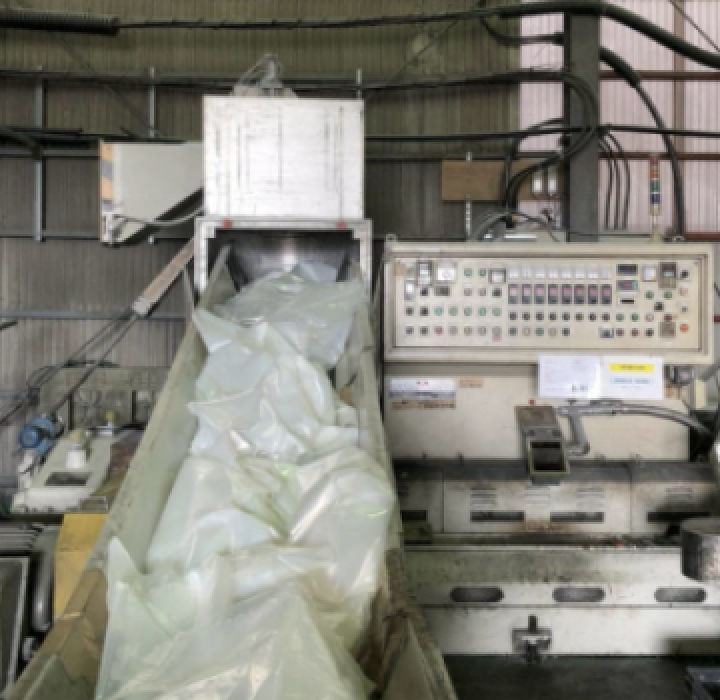 ペレタイザーにビニールを投入している様子