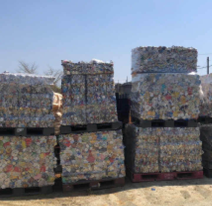 プレスされたアルミ缶の画像