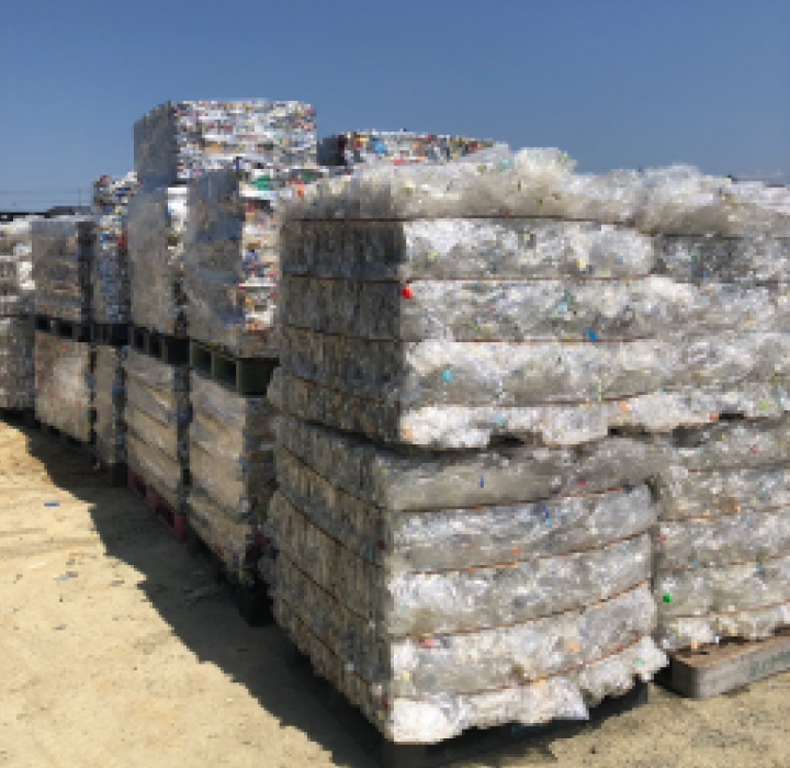 プレスされたペットボトルの画像