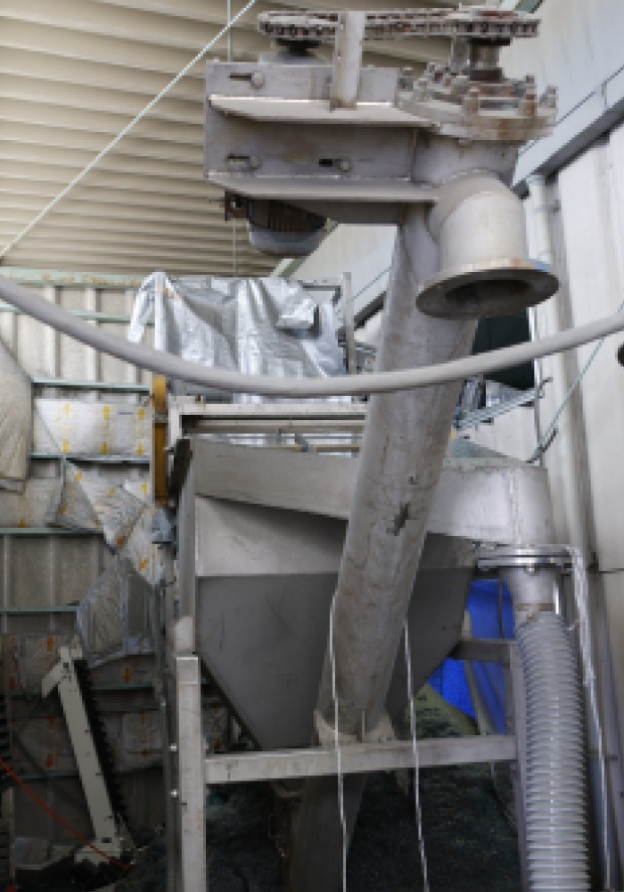 プラスチックチップを比重分離する水槽の画像